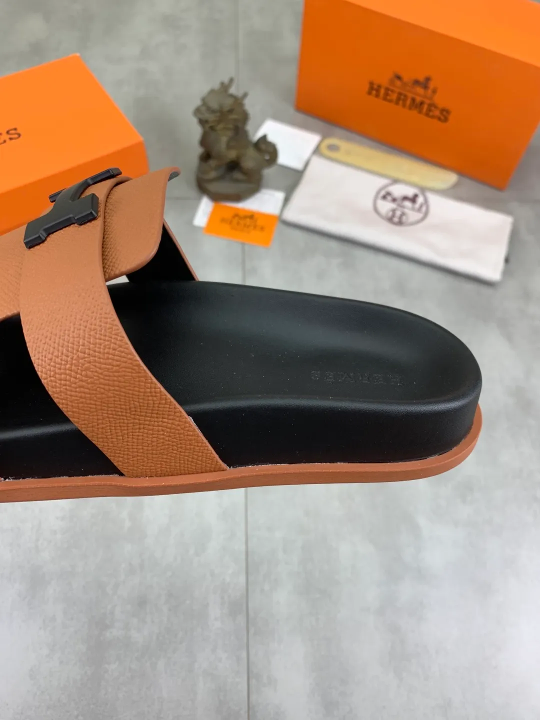 Men's shoes 💰P440 New [HERMES] high-end quality new Hermès slippers, made of imported cross-grain calfskin, wear-resistant and non-slip rubber outsole. Fashionable and elegant code number: 39-44 (38 45 46 customized)